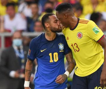 Neymar y Yerry Mina, en el partido entre Colombia vs Brasil
