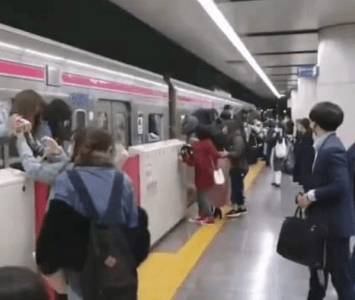 Personas huyen en del metro de Tokio tras ataque de hombre vestido de 'Guasón'. 