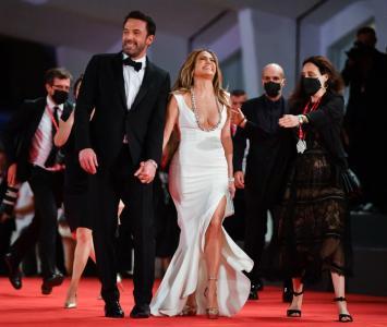 Jennifer Lopez y Ben Affleck desfilan en la alfombra roja de Marry Me.