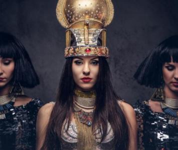Diosa egipcia con sus súbditos. 