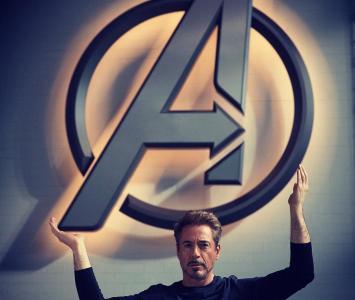 Robet Downey Jr como Tony Stark