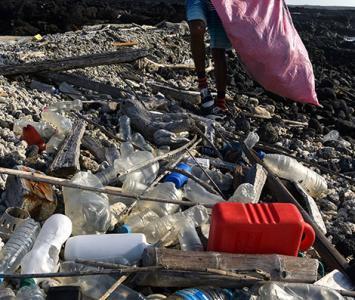 Plástico amenaza la vida en Galápagos