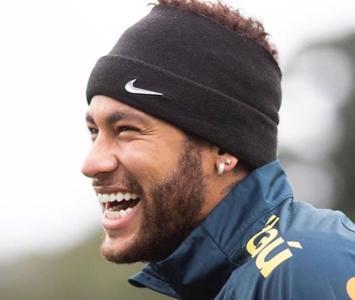 James Rodríguez y Neymar aún no definen su futuro en el mercado de fichajes. 