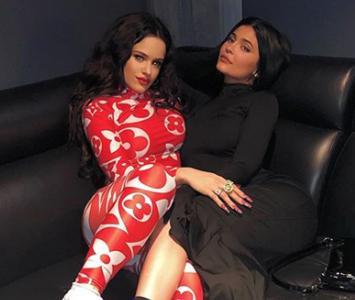 Rosalía y Kylie Jenner juegan a estar comprometidas
