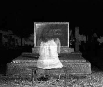 Niños fantasma: fantasma de niña frente a una tumba 