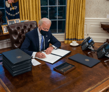 Joe Biden en el Despacho Oval 