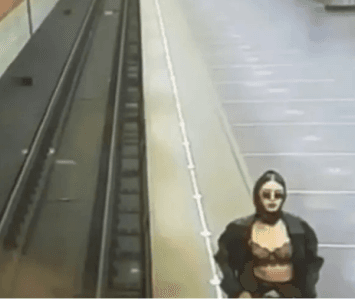 Mujer enseña su lencería en estación de metro