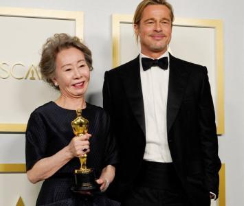 Yuh-Jung Youn y Brad Pitt en los Óscar