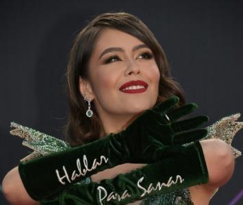 Juliana Velásquez  con guantes y vestido verde