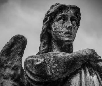 El misterio de la estatua de ángel: Dejaron sus hijos con la niñera y todos terminaron muertos