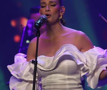 Laura Londoño cantó en los Premios Nuestra Tierra 2022