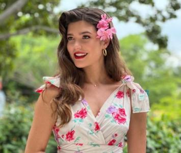 Daniela Tapia sonriendo con un vestido de flores