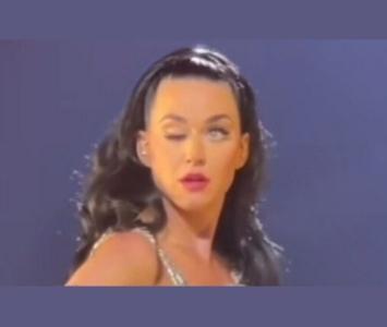 Katy Perry se le cerró el ojo derecho