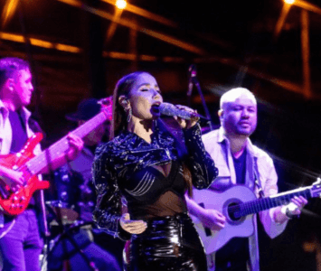 Paola Jara en concierto