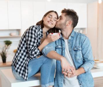 Novios dándose un beso: cambiar de pareja casa 5 años, el secreto de la felicidad