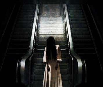 Mujer fantasma baja las escaleras
