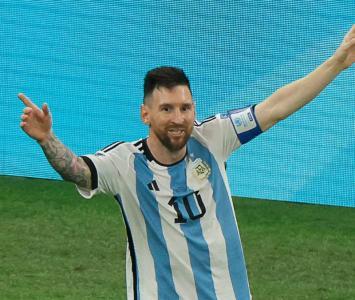 Messi celebra luego de ganar el Mundial de Qatar
