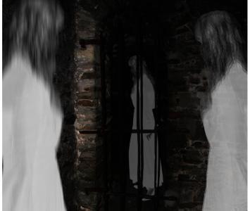 Fantasma de mujer caminando en pasillo de una casa