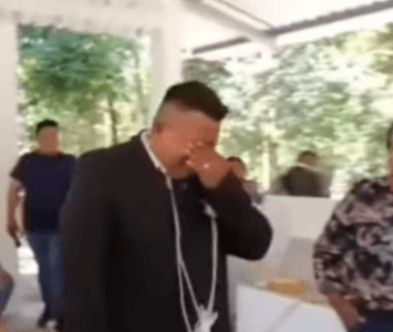novio llorando al ver a su ex llegar a su boda con otro hombre