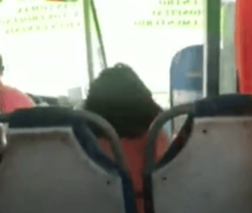  video de mujer sin ropa en un bus