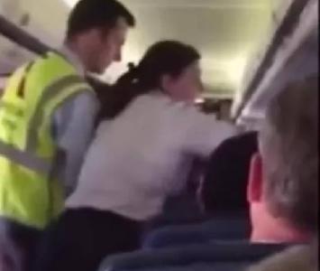 mujer reacciona a ruptura de su novio en avión