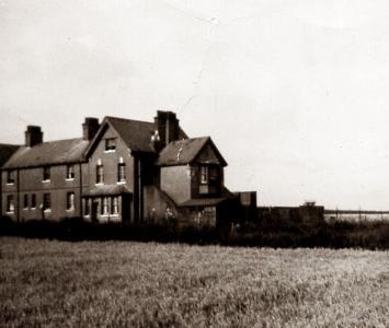 Casa abandonada en un campo, fotografía a blanco y negro 