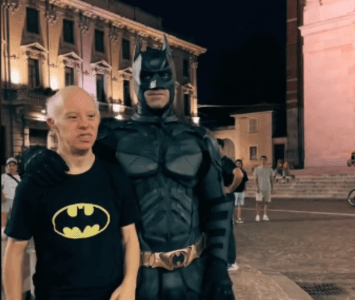 Hombre disfrazado de Batman