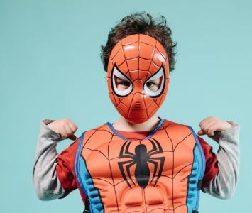Niño con disfraz de spider-man hombre araña