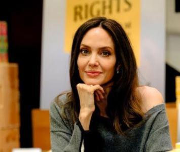 Angelina Jolie sufrió de parálisis tras terminar su relación con Brad Pitt