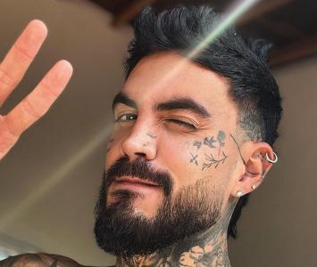 Mateo Carvajal posando muy feliz con sus tatuajes