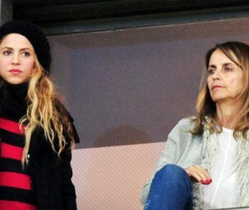 Shakira y Montserrat Bernabéu, mamá de Gerard Piqué, sentadas juntas