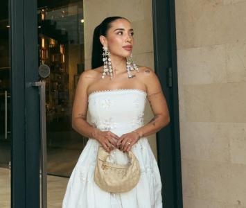 Luisa Fernanda W posando con un vestido blanco