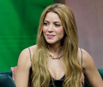 Shakira con una caimsa de tiras