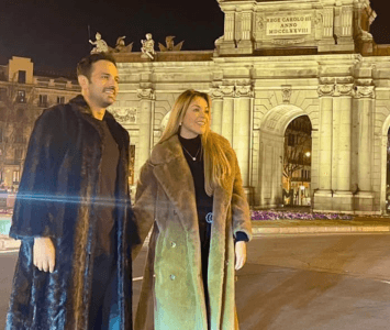 Nataly Umaña y Alejando Estrada caminando juntos