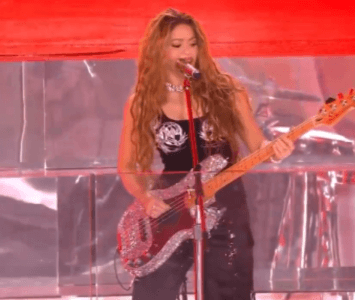 Shakira tocando la guitarra