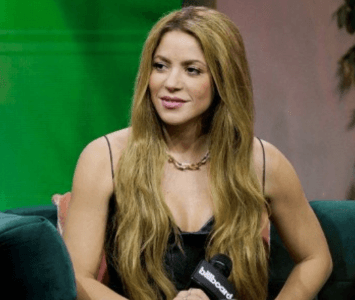 Shakira sentada en una entrevista para Billboard
