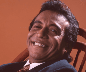 Diomedes Díaz sentado en una silla sonriendo