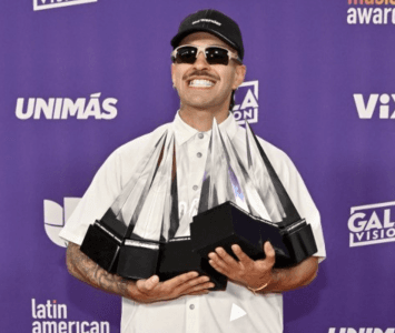 Feid posando con premios en los Latin American Music Awards 2024 