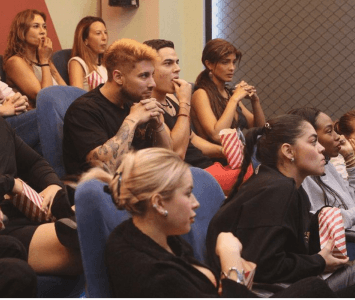 Participantes viendo cine en 'La casa de los famosos Colombia'
