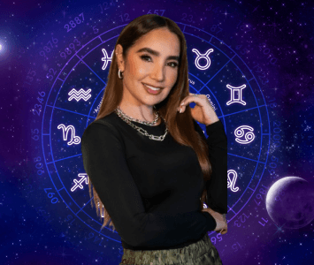 Paola Jara posando con fondo de astrología