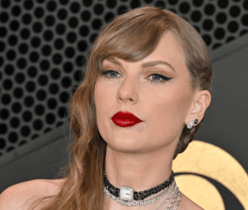 Taylor Swift posando con labios rojos