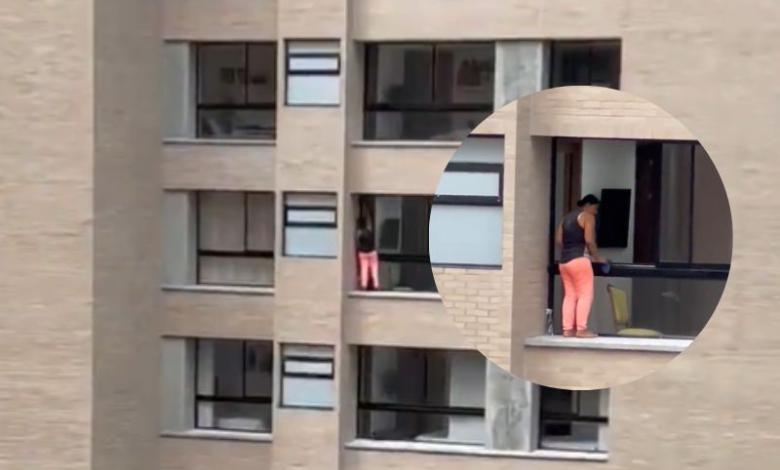 Señora se hace viral por limpiar  vidrios en un piso 12