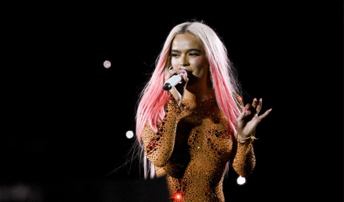 Karol G con su cabello rosado en concierto