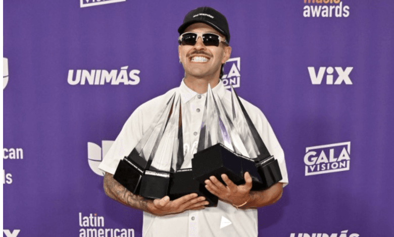 Feid posando con premios en los Latin American Music Awards 2024 