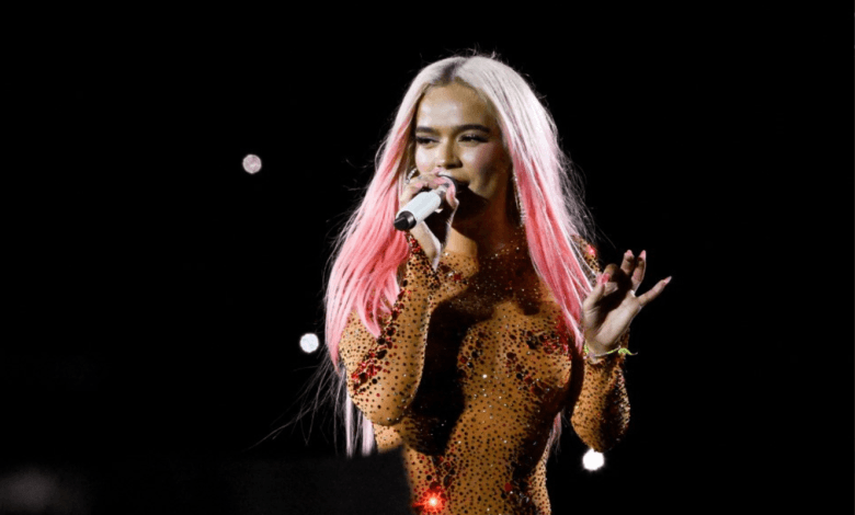 Karol G con su cabello rosado en concierto