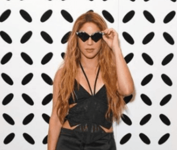 Shakira posando con gafas