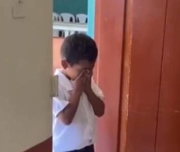 Niño llora porque le celebran su cumpleaños por primera vez 