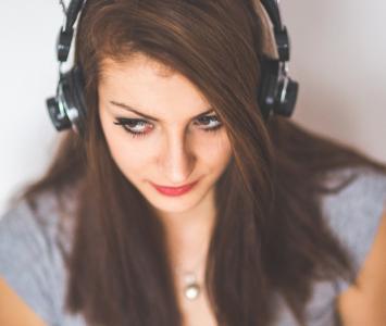 Mujer con audífonos escuchando música