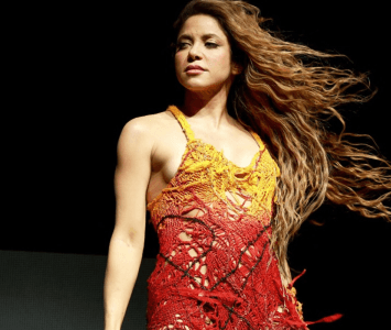 Shakira con vestido rojo y amarillo